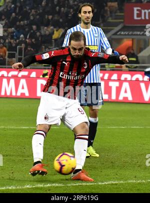 IPP20181229 football - football : Serie A, AC Mailand - SPAL Ferrara, gonzalo higuain segna il gol DEL 2-1 Italie photo Press Worldwide Copyright (Verwendung nur in Deutschland - GERMANY ONLY) IPP20181229 football - football : Serie A, AC Mailand - SPAL Ferrara HOCHxZWEIx/xItalyxATPhotoxNoto Press PUTINTINCHNOxIONO Banque D'Images