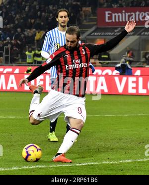 IPP20181229 football - football : Serie A, AC Mailand - SPAL Ferrara, gonzalo higuain segna il gol DEL 2-1 Italie photo Press Worldwide Copyright (Verwendung nur in Deutschland - GERMANY ONLY) IPP20181229 football - football : Serie A, AC Mailand - SPAL Ferrara HOCHxZWEIx/xItalyxATPhotoxNoto Press PUTINTINCHNOxIONO Banque D'Images