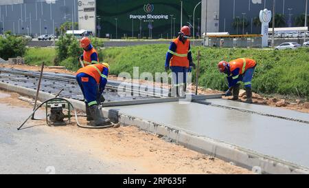 lauro de freitas, bahia, brésil - 30 août 2023 : des travailleurs de la construction sont vus en train de fabriquer un trottoir en béton. Banque D'Images