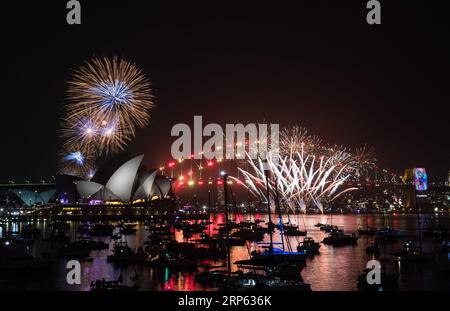 Actualités Themen der Woche KW01 (181231) -- SYDNEY, 31 déc. 2018 (Xinhua) -- les feux d'artifice explosent lors des célébrations de la Saint-Sylvestre à Sydney, Australie, 31 déc. 2018. (Xinhua/Zhu Hongye) AUSTRALIE-SYDNEY-NOUVEL AN-FEU D'ARTIFICE PUBLICATIONxNOTxINxCHN Banque D'Images