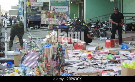 (181231) -- COTABATO CITY, 31 décembre 2018 -- des policiers recueillent des preuves dans les débris après un attentat à la bombe dans un centre commercial de Cotabato City, aux Philippines, le 31 décembre 2018. Au moins deux personnes ont été tuées et 21 autres blessées, dont une fillette de quatre ans, lorsqu’un engin explosif improvisé (EEI) a explosé lundi après-midi près de l’entrée d’un centre commercial dans la ville de Cotabato, dans le sud des Philippines. PHILIPPINES-COTABATO CITY-BLAST Stringer PUBLICATIONxNOTxINxCHN Banque D'Images