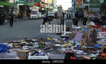 (181231) -- COTABATO CITY, 31 décembre 2018 -- des policiers recueillent des preuves dans les débris après un attentat à la bombe dans un centre commercial de Cotabato City, aux Philippines, le 31 décembre 2018. Au moins deux personnes ont été tuées et 21 autres blessées, dont une fillette de quatre ans, lorsqu’un engin explosif improvisé (EEI) a explosé lundi après-midi près de l’entrée d’un centre commercial dans la ville de Cotabato, dans le sud des Philippines. PHILIPPINES-COTABATO CITY-BLAST Stringer PUBLICATIONxNOTxINxCHN Banque D'Images