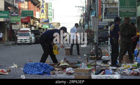 Actualités Bilder des Tages (181231) -- COTABATO CITY, 31 décembre 2018 -- des policiers recueillent des preuves des débris après un attentat à la bombe dans un centre commercial de Cotabato City, aux Philippines, le 31 décembre 2018. Au moins deux personnes ont été tuées et 21 autres blessées, dont une fillette de quatre ans, lorsqu’un engin explosif improvisé (EEI) a explosé lundi après-midi près de l’entrée d’un centre commercial dans la ville de Cotabato, dans le sud des Philippines. PHILIPPINES-COTABATO CITY-BLAST Stringer PUBLICATIONxNOTxINxCHN Banque D'Images