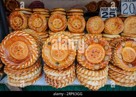 Un étal vendant du pain dans le Bazar Osh à Bichkek, Kirghizistan. Banque D'Images