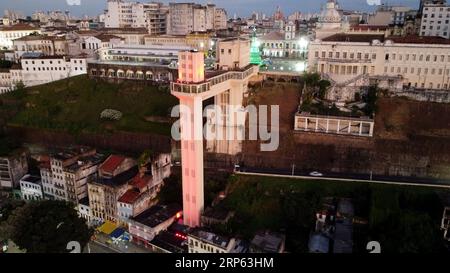 salvador, bahia, brésil - 31 décembre 2022 : vue aérienne d'Elevador Lacerda, carte postale de la ville de Salvador. Banque D'Images