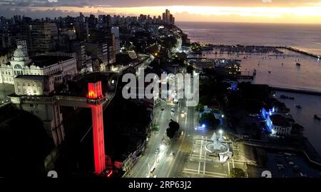 salvador, bahia, brésil - 31 décembre 2022 : vue aérienne d'Elevador Lacerda, carte postale de la ville de Salvador. Banque D'Images