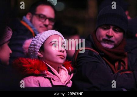(190101) -- ROME, 1 janv. 2019 (Xinhua) -- une fille regarde un spectacle de lumière le soir du nouvel an au Cirque Maximus à Rome, Italie, le 31 décembre 2018. (Xinhua/Cheng Tingting) ITALIE-ROME-CIRQUE MAXIMUS-CÉLÉBRATION DU NOUVEL AN PUBLICATIONxNOTxINxCHN Banque D'Images