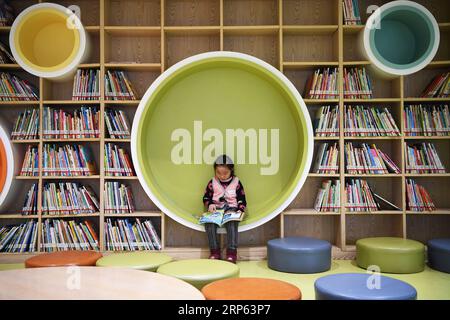 (190101) -- PÉKIN, 1 janvier 2019 -- Une fille lit dans une bibliothèque à Taiyuan, capitale de la province du Shanxi du nord de la Chine, 31 décembre 2018. Beaucoup de gens emmenaient leurs enfants à la bibliothèque pendant les vacances du nouvel an.) PHOTOS XINHUA DU JOUR PHOTOS XINHUA DU JOUR YANGXCHENGUANG PUBLICATIONXNOTXINXCHN Banque D'Images