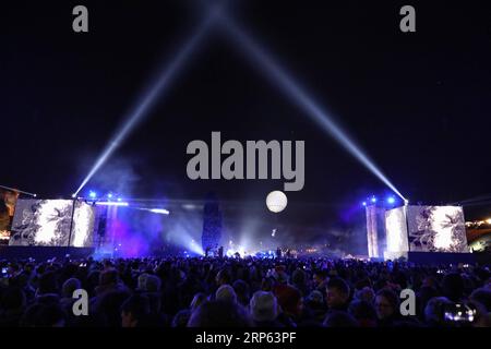 Italien, Silvesterparty in ROM (190101) -- ROME, 1 janvier 2019 (Xinhua) -- les gens apprécient le spectacle le soir du nouvel an au Circus Maximus à Rome, Italie, le 31 décembre 2018. (Xinhua/Cheng Tingting) ITALIE-ROME-CIRQUE MAXIMUS-CÉLÉBRATION DU NOUVEL AN PUBLICATIONxNOTxINxCHN Banque D'Images