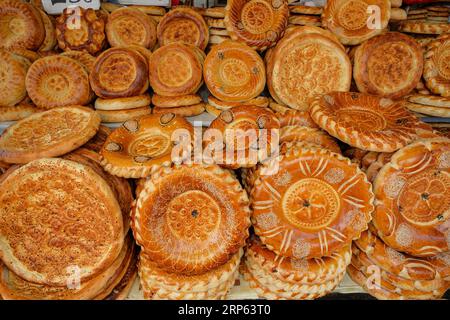 Un étal vendant du pain dans le Bazar Osh à Bichkek, Kirghizistan. Banque D'Images