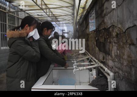 (190101) -- JULIAN, JAN. 1 décembre 2019 (Xinhua) -- les filles de l'équipe de basket-ball se lavent le visage dans le moring à l'école centrale de Haoba dans le comté de Junlian de la ville de Yibin dans la province du Sichuan du sud-ouest de la Chine, le 8 décembre 2018. Située dans les vastes montagnes de Wumeng, dans la province du Sichuan du sud-ouest de la Chine, l école centrale de Haoba est une école de neuf ans qui offre un enseignement primaire et secondaire, tout comme les autres écoles de cette région montagneuse. Cependant, une équipe de basket-ball formée par des étudiantes a rendu l'école très célèbre dans son canton, même dans les villes voisines. L'équipe a été fondée en 2005 par Banque D'Images