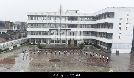 (190101) -- JULIAN, JAN. 1, 2019 (Xinhua) -- les filles de l'équipe de basket-ball s'échauffent avant une séance de formation dans la cour de l'école centrale de Haoba dans le comté de Junlian de la ville de Yibin dans le sud-ouest de la province du Sichuan, le 8 décembre 2018. Située dans les vastes montagnes de Wumeng, dans la province du Sichuan du sud-ouest de la Chine, l école centrale de Haoba est une école de neuf ans qui offre un enseignement primaire et secondaire, tout comme les autres écoles de cette région montagneuse. Cependant, une équipe de basket-ball formée par des étudiantes a rendu l'école très célèbre dans son canton, même dans les villes voisines. Le thé Banque D'Images
