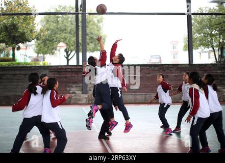 (190101) -- JULIAN, JAN. 1 décembre 2019 (Xinhua) -- des filles de l'équipe de basket-ball participent à une séance d'entraînement à l'école centrale de Haoba, dans le comté de Junlian, dans la ville de Yibin, dans la province du Sichuan, dans le sud-ouest de la Chine, le 7 décembre 2018. Située dans les vastes montagnes de Wumeng, dans la province du Sichuan du sud-ouest de la Chine, l école centrale de Haoba est une école de neuf ans qui offre un enseignement primaire et secondaire, tout comme les autres écoles de cette région montagneuse. Cependant, une équipe de basket-ball formée par des étudiantes a rendu l'école très célèbre dans son canton, même dans les villes voisines. L'équipe a été fondée en 2005 Banque D'Images