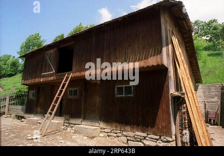 Grange sur une propriété rurale dans le comté de Neamt, Roumanie, env. 2000 Banque D'Images