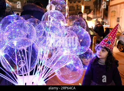 (190101) -- PÉKIN, 1 janvier 2019 -- Une fille syrienne regarde des ballons le soir du nouvel an à Damas, Syrie, le 31 décembre 2018.) Xinhua Headlines : avec des feux d'artifice variés et des souhaits partagés, le monde attend une nouvelle année meilleure AmmarxSafarjalani PUBLICATIONxNOTxINxCHN Banque D'Images