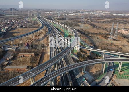 (190102) -- PÉKIN, 2 janvier 2019 (Xinhua) -- une photo aérienne prise le 1 janvier 2019 montre la section Xinglongkou-Yanqing de l'autoroute Beijing-Chongli à Pékin, capitale de la Chine. Après plus de trois ans de travaux de construction, la section Xinglongkou-Yanqing de 42,2km de long de la route rapide Beijing-Chongli reliant le village de Xinglongkou au nord-ouest de Pékin dans le district de Changping et le district de Yanqing a ouvert à la circulation mardi. Beijing-Chongli Expressway part de Pékin et se termine à Chongli, dans la province du Hebei du nord de la Chine. Il servira à l'exposition horticole internationale de Beijing 2019 et au Banque D'Images