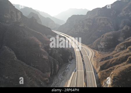 (190102) -- PÉKIN, 2 janvier 2019 (Xinhua) -- une photo aérienne prise le 1 janvier 2019 montre la section Xinglongkou-Yanqing de l'autoroute Beijing-Chongli à Pékin, capitale de la Chine. Après plus de trois ans de travaux de construction, la section Xinglongkou-Yanqing de 42,2km de long de la route rapide Beijing-Chongli reliant le village de Xinglongkou au nord-ouest de Pékin dans le district de Changping et le district de Yanqing a ouvert à la circulation mardi. Beijing-Chongli Expressway part de Pékin et se termine à Chongli, dans la province du Hebei du nord de la Chine. Il servira à l'exposition horticole internationale de Beijing 2019 et au Banque D'Images