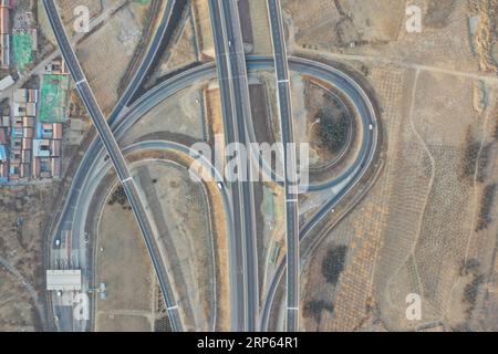 (190102) -- PÉKIN, 2 janvier 2019 (Xinhua) -- une photo aérienne prise le 1 janvier 2019 montre la section Xinglongkou-Yanqing de l'autoroute Beijing-Chongli à Pékin, capitale de la Chine. Après plus de trois ans de travaux de construction, la section Xinglongkou-Yanqing de 42,2km de long de la route rapide Beijing-Chongli reliant le village de Xinglongkou au nord-ouest de Pékin dans le district de Changping et le district de Yanqing a ouvert à la circulation mardi. Beijing-Chongli Expressway part de Pékin et se termine à Chongli, dans la province du Hebei du nord de la Chine. Il servira à l'exposition horticole internationale de Beijing 2019 et au Banque D'Images