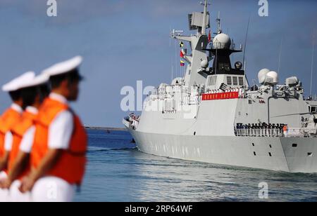 (190102) -- PÉKIN, 2 janvier 2019 () -- Un navire de la marine chinoise se prépare à naviguer dans un port naval de Sanya, dans la province de Hainan, dans le sud de la Chine, à Agu. 4, 2015. La 21e flotte d'escorte de la marine chinoise partit pour le golfe d'Aden et les eaux au large de la Somalie pour reprendre la 20e flotte pour la mission d'escorte. Les flottes navales chinoises ont escorté 3 400 navires étrangers au cours des 10 dernières années, soit environ 51,5 pour cent du total escorté, selon un communiqué du ministère de la Défense nationale. Wu Qian, un porte-parole du ministère, a déclaré lors d'une conférence de presse que la Chine avait envoyé la première flotte navale dans le golfe d'Aden et au large Banque D'Images