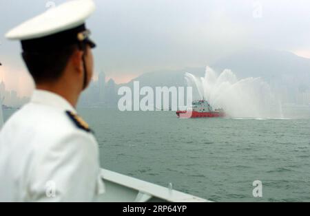 (190102) -- PÉKIN, 2 janvier 2019 -- Un bateau de pompiers jaillit de l'eau sur la frégate de missiles Zhoushan pour accueillir la 3e flotte d'escorte navale chinoise à Hong Kong, dans le sud de la Chine, le 14 décembre 2009. Les frégates de missiles Zhoushan et Xuzhou se sont arrêtées à Hong Kong sur le chemin du retour en Chine après avoir terminé leur mission d'escorte contre les pirates dans le golfe d'Aden. Les flottes navales chinoises ont escorté 3 400 navires étrangers au cours des 10 dernières années, soit environ 51,5 pour cent du total escorté, selon un communiqué du ministère de la Défense nationale. Wu Qian, un porte-parole du ministère, a déclaré une conférence de presse que la Chine a envoyée Banque D'Images