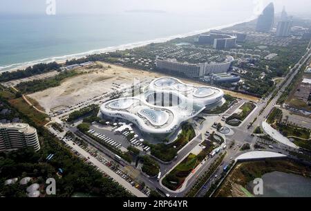 (190102) -- PÉKIN, 2 janv. 2019 (Xinhua) -- une photo aérienne prise le 1 décembre 2018 montre une vue de la boutique hors taxes internationale de Sanya à Sanya, dans la province de Hainan du sud de la Chine. Le 18e Comité central du Parti communiste chinois (PCC) a tenu sa troisième session plénière en novembre 2013. Au cours des cinq années qui ont suivi, la dynamique des réformes en Chine a été particulièrement forte, le CPC ayant décidé de faire progresser la réforme dans tous ses aspects au cours de la réunion. Depuis la troisième session plénière, le président chinois Xi Jinping a présidé au moins 45 réunions de haut niveau sur l’avancement des réformes, dont 400 Banque D'Images