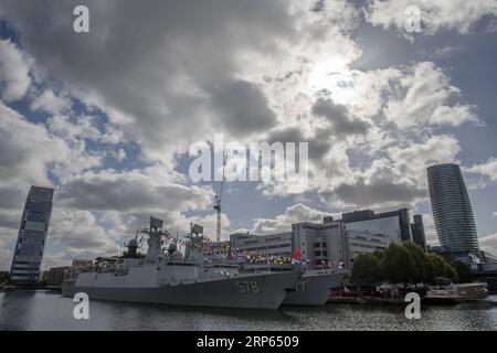 (190102) -- PÉKIN, le 2 janvier 2019 -- les frégates chinoises de missiles guidés Yangzhou (Front) et Huanggang ont été vues à Londres, en Grande-Bretagne, le 3 octobre 2017. La 26e flotte d escorte navale chinoise était à Londres pour une visite amicale de cinq jours. Les flottes navales chinoises ont escorté 3 400 navires étrangers au cours des 10 dernières années, soit environ 51,5 pour cent du total escorté, selon un communiqué du ministère de la Défense nationale. Wu Qian, un porte-parole du ministère, a déclaré lors d’une conférence de presse que la Chine avait envoyé la première flotte navale dans le golfe d’Aden et les eaux au large de la Somalie pour des missions d’escorte le 26 décembre 2008. Depuis le Banque D'Images