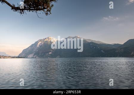 Coucher de soleil illuminant les sommets autour du lac de Côme en Italie Banque D'Images