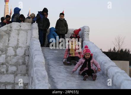 (190102) -- BEIJING, 2 janvier 2019 -- des enfants jouent sur une glissade de glace à Pyongyang, République populaire démocratique de Corée, 1 janvier 2019.) PHOTOS XINHUA DU JOUR PHOTOS XINHUA DU JOUR JIANGXYAPING PUBLICATIONXNOTXINXCHN Banque D'Images