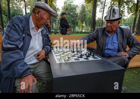 Bichkek, Kirghizistan - 4 septembre 2023 : des gens jouant aux échecs dans un parc à Bichkek, Kirghizistan. Banque D'Images