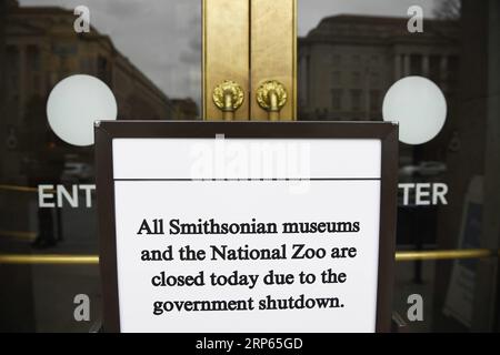 Actualités Bilder des Tages (190102) -- WASHINGTON, 2 janvier 2019 -- une photo prise le 2 janvier 2019 montre un avis de fermeture à l'entrée du Smithsonian National Museum of Natural History à Washington D.C. les États-Unis. les 19 musées Smithsonian et le zoo national de Washington D.C. ont fermé leurs portes mercredi alors que la fermeture partielle du gouvernement américain traînait en longueur. U.S.-WASHINGTON D.C.-GOV T SHUTDOWN-SMITHSONIAN MUSEUMS-NATIONAL ZOO-FERMETURE LIUXJIE PUBLICATIONXNOTXINXCHN Banque D'Images