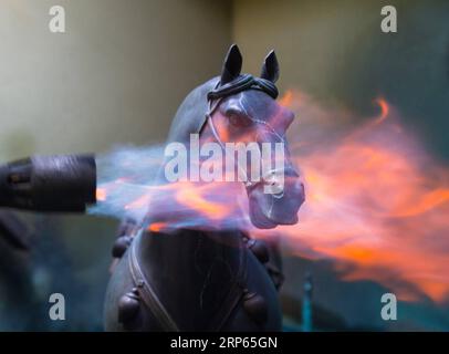 (190103) -- PÉKIN, 3 janvier 2019 -- Un artisan fabrique des chevaux de cuivre dans une usine de Jiande City, province du Zhejiang dans l'est de la Chine, 2 janvier 2019.) PHOTOS XINHUA DU JOUR PHOTOS XINHUA DU JOUR WENGXXINYANG PUBLICATIONXNOTXINXCHN Banque D'Images