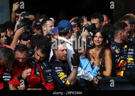 Oracle Red Bull Racing Team attend Max Verstappen (NED) Redbull Racing RB19 et Sergio Perez (MEX) Redbull Racing RB19 après 1-2 sur la course d Banque D'Images
