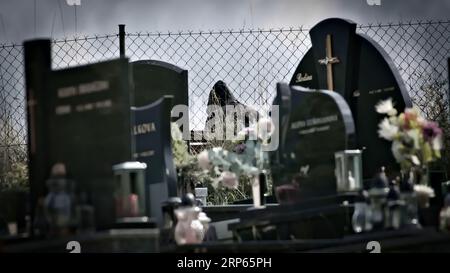 On dirait que Grim Reaper attend quelqu'un sur le cimetière. Photographie d'ambiance effrayante pour Halloween. Banque D'Images