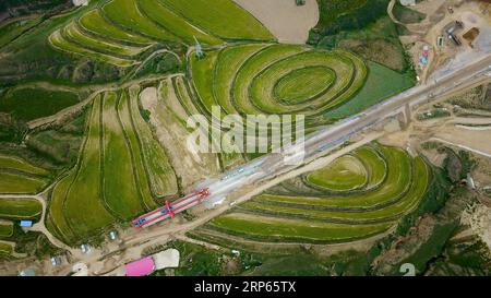 (190103) -- PÉKIN, 3 janvier 2019 -- sur cette photo aérienne prise le 25 août 2018, des ouvriers ont installé des poutres pour le pont Chanpan qui fait partie du chemin de fer à grande vitesse Yinchuan-Xi à Qingyang, dans la province du Gansu du nord-ouest de la Chine. La Chine prévoit de construire 3 200 km de nouveaux chemins de fer à grande vitesse en 2019, avec une longueur totale prévue pour dépasser 30 000 km, lu Dongfu, directeur général du China Railway (CR), a déclaré lors d'une conférence de travail mercredi. CHINE-DÉVELOPPEMENT FERROVIAIRE À GRANDE VITESSE (CN) GUOXXULEI PUBLICATIONXNOTXINXCHN Banque D'Images