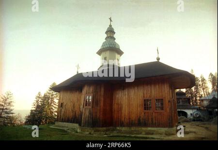 Comté de Neamt, Roumanie, env. 1998. Vue extérieure de l'église du 18e siècle au monastère de Sihla. Banque D'Images