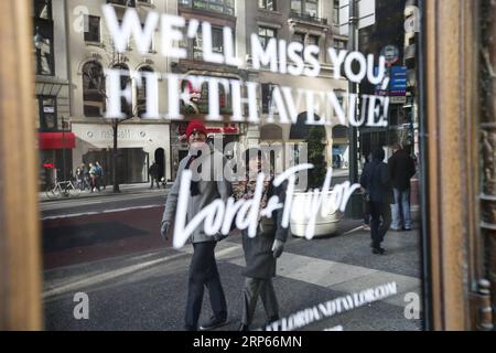 (190103) -- NEW YORK, 3 janvier 2019 -- les gens passent devant le magasin phare Lord & Taylor fermé sur la Cinquième avenue à Manhattan, New York, États-Unis, le 3 janvier 2019. La célèbre chaîne de grands magasins Lord & Taylor a officiellement fermé son magasin phare sur la Cinquième avenue à Manhattan. Le bâtiment de 11 étages a été un point de repère dans le quartier commerçant le plus prestigieux de New York pendant plus d'un siècle, se vantant de ses vitrines de vacances animées et d'une belle sélection de bijoux et de vêtements et attirant les citadins et les touristes.) MAGASIN PHARE U.S.-NEW YORK-LORD & TAYLOR SUR LA CINQUIÈME AVENUE-FERMETURE Banque D'Images