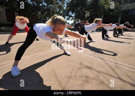 (190103) -- PÉKIN, 3 janvier 2019 -- une photo prise le 9 mars 2012 montre des stagiaires qui se réchauffent dans un cours de Kungfu à l'Université Stanford en Californie, aux États-Unis. Titres de Xinhua : 40 ans plus tard, seulement par la coopération la Chine, les États-Unis peuvent faire face aux perplexités dans les liens LiuxYilin PUBLICATIONxNOTxINxCHN Banque D'Images