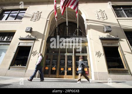 (190103) -- NEW YORK, 3 janvier 2019 -- les gens passent devant le magasin phare Lord & Taylor fermé sur la Cinquième avenue à Manhattan, New York, États-Unis, le 3 janvier 2019. La célèbre chaîne de grands magasins Lord & Taylor a officiellement fermé son magasin phare sur la Cinquième avenue à Manhattan. Le bâtiment de 11 étages a été un point de repère dans le quartier commerçant le plus prestigieux de New York pendant plus d'un siècle, se vantant de ses vitrines de vacances animées et d'une belle sélection de bijoux et de vêtements et attirant les citadins et les touristes.) MAGASIN PHARE U.S.-NEW YORK-LORD & TAYLOR SUR LA CINQUIÈME AVENUE-FERMETURE Banque D'Images