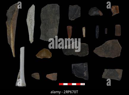 (190104) -- LHASSA, 4 janvier 2019 () -- cette photo de fichier fournie par l'Institut tibétain pour la protection et la recherche des reliques culturelles le 24 août 2018 montre des reliques découvertes dans le site de la grotte de Melong Tagphug dans la préfecture de Ngari, région autonome du Tibet du sud-ouest de la Chine. Le site de la grotte de Melong Tagphug contenant des outils de pierre délicats et des éclats de poterie qui auraient au moins 4 000 ans a été découvert dans la préfecture de Ngari au Tibet en Chine. C'est la première grotte préhistorique confirmée sur le plateau Qinghai-Tibet. () CHINA-TIBET-NGARI-4 000 YEAR-OLD-CAVE-UNEARDING (CN) XINHUA PUBLICATIONXNOTXINXCH Banque D'Images
