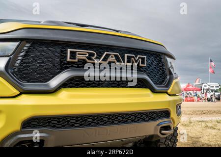 Loveland, CO, USA - 26 août 2023 : calandre de camion RAM Rebel avec pare-chocs avant Mopar. Banque D'Images