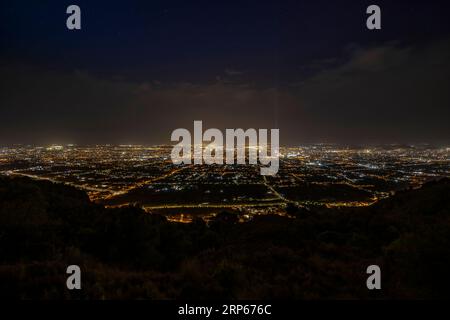 Vue panoramique sur la ville et le verger de Murcie illuminés la nuit, depuis le parc naturel El Valle Banque D'Images