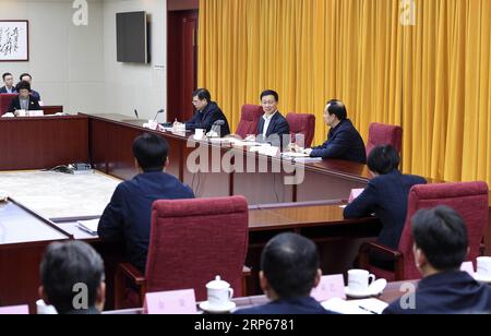 (190104) -- BEIJING, 4 janvier 2019 -- le vice-premier ministre chinois Han Zheng, également membre du Comité permanent du Bureau politique du Comité central du Parti communiste chinois (PCC), préside une réunion lors d'une tournée d'inspection à l'Administration nationale des forêts et des prairies à Beijing, capitale de la Chine, le 4 janvier 2019. CHINE-BEIJING-HAN ZHENG-FORESTERIE-PRAIRIE-INSPECTION (CN) ZHANGXLING PUBLICATIONXNOTXINXCHN Banque D'Images