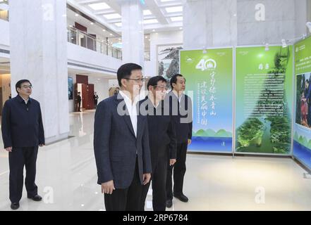 (190104) -- PÉKIN, 4 janvier 2019 -- le vice-premier ministre chinois Han Zheng, également membre du comité permanent du bureau politique du comité central du Parti communiste chinois (PCC), voir une exposition sur les réalisations dans le développement des secteurs forestier et herbeux du pays au cours d une visite d inspection à l Administration nationale des forêts et des prairies à Beijing, capitale de la Chine, le 4 janvier 2019. ) CHINE-BEIJING-HAN ZHENG-FORESTERIE-PRAIRIE-INSPECTION (CN) ZHANGXLING PUBLICATIONXNOTXINXCHN Banque D'Images