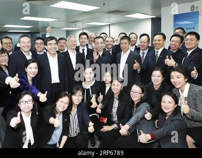 (190104) -- BEIJING, 4 janvier 2019 -- le premier ministre chinois Li Keqiang pose pour une photo de groupe avec des membres du personnel lors de sa visite à la China Construction Bank à Beijing, capitale de la Chine, le 4 janvier 2019. Li Keqiang a rendu visite vendredi à la Banque de Chine, à la Banque industrielle et commerciale de Chine et à la Banque de construction de Chine. Li a également tenu une réunion à la Commission chinoise de réglementation des banques et des assurances après la visite. ) CHINA-BEIJING-LI KEQIANG-ECONOMY-BANK-VISIT-MEETING (CN) PANGXXINGLEI PUBLICATIONXNOTXINXCHN Banque D'Images