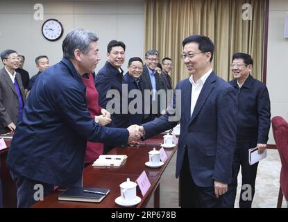 (190104) -- BEIJING, 4 janvier 2019 -- le vice-premier ministre chinois Han Zheng (à droite, avant), également membre du Comité permanent du Bureau politique du Comité central du Parti communiste chinois (PCC), effectue une tournée d'inspection à l'Administration nationale des forêts et des prairies à Beijing, capitale de la Chine, le 4 janvier 2019. CHINE-BEIJING-HAN ZHENG-FORESTERIE-PRAIRIE-INSPECTION (CN) ZHANGXLING PUBLICATIONXNOTXINXCHN Banque D'Images