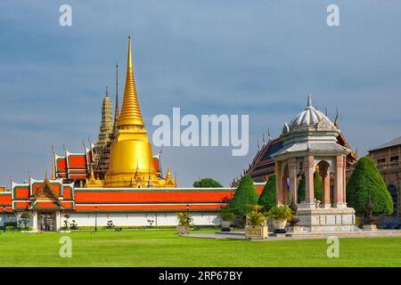 Bangkok, Thaïlande, 26 décembre 2018. Un temple en Thaïlande avec un stupa doré et un toit rouge. Le temple est entouré d'une pelouse. Le temple a un tr Banque D'Images