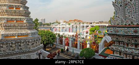 Bangkok, Thaïlande, 26 décembre 2018. Un temple à Bangkok, Thaïlande avec une rivière en arrière-plan. Le temple est entouré d'arbres et d'arbustes. Le Banque D'Images