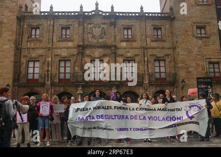 Gijon, Espagne. 01 septembre 2023. Gijon, Espagne, 1 septembre 2023 : vue des cinquante personnes qui se sont rassemblées à Gijón lors de la concentration contre Luis Rubiales, le 1 septembre 2023, à Gijón, Espagne. (Photo Alberto Brevers/Pacific Press/Sipa USA) crédit : SIPA USA/Alamy Live News Banque D'Images