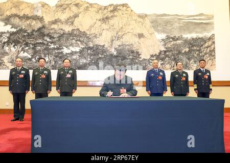 (190104) -- PÉKIN, le 4 janvier 2019 -- le président chinois Xi Jinping, également secrétaire général du comité central du Parti communiste chinois (PCC) et président de la Commission militaire centrale (CMC), signe un ordre de mobilisation pour la formation des forces armées, le premier ordre du CMC en 2019, lors d'une réunion du CMC tenue à Beijing, capitale de la Chine, le 4 janvier 2019. ) CHINA-BEIJING-XI JINPING-CMC-MEETING (CN) LIXGANG PUBLICATIONXNOTXINXCHN Banque D'Images