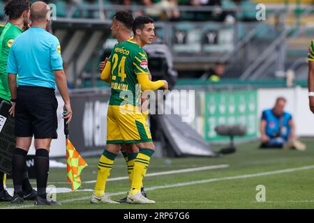 Den Haag, pays-Bas. 03 septembre 2023. DEN HAAG, PAYS-BAS - SEPTEMBRE 3 : Jerry van Wolfgang d'ado Den Haag est remplacé par Mohamed Hamdaoui d'ado Den Haag lors du match néerlandais de Keuken Kampioen Divisie entre ado Den Haag et Jong AZ au Bingoal Stadion le 3 septembre 2023 à Den Haag, aux pays-Bas. (Photo Hans van der Valk/Orange Pictures) crédit : Orange pics BV/Alamy Live News Banque D'Images